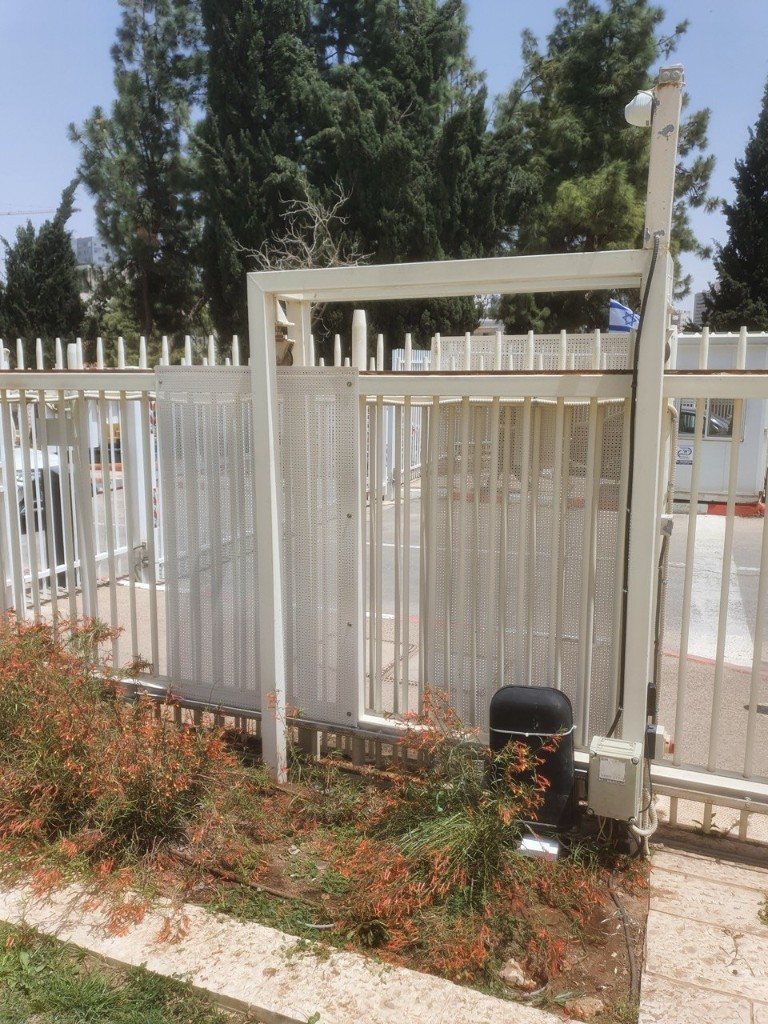 דלת מוסך סקשן לבנה בחניון תת-קרקעי | שפירא מערכות