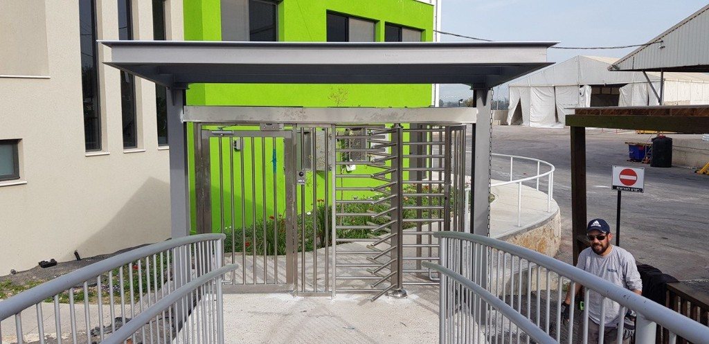 שורת שומרי חניה אוטומטיים בחניון עסקי | שפירא מערכות