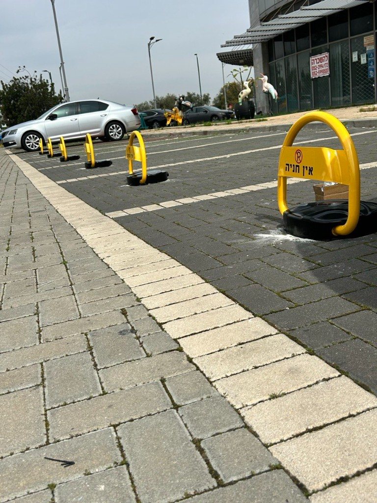 התקנת שומרי חניה צהובים בחניון מסחרי | שפירא מערכות