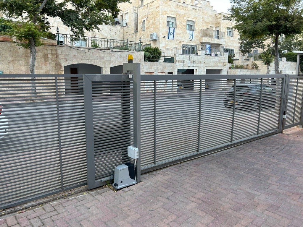 שער נגרר מעוצב בהתקנה מקצועית | שפירא מערכות