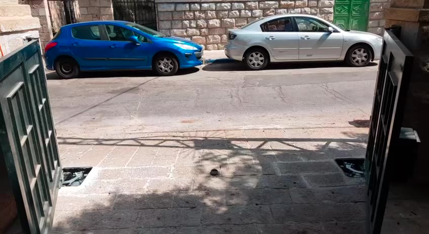 וידאו: שער כנף חשמלי עם מנוע תת-קרקעי נסתר | שפירא מערכות