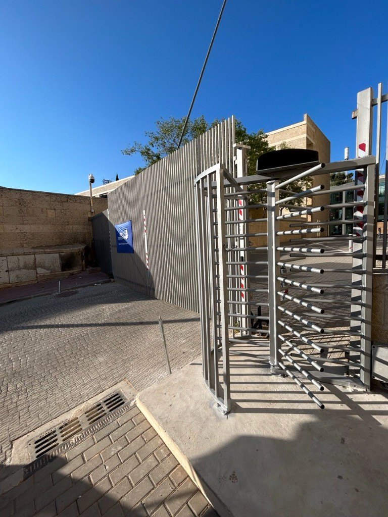 קרוסלת אבטחה בגובה מלא משולבת בגידור היקפי | שפירא מערכות