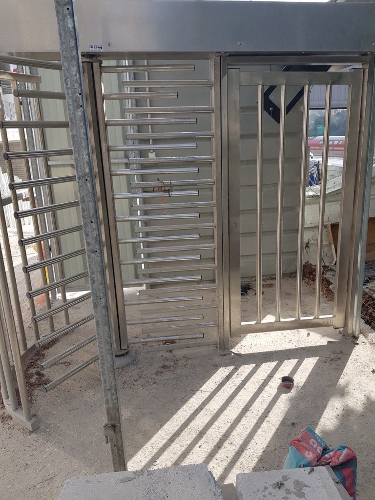 קרוסלת אבטחה מנירוסטה בגובה מלא – פרויקט של שפירא מערכות